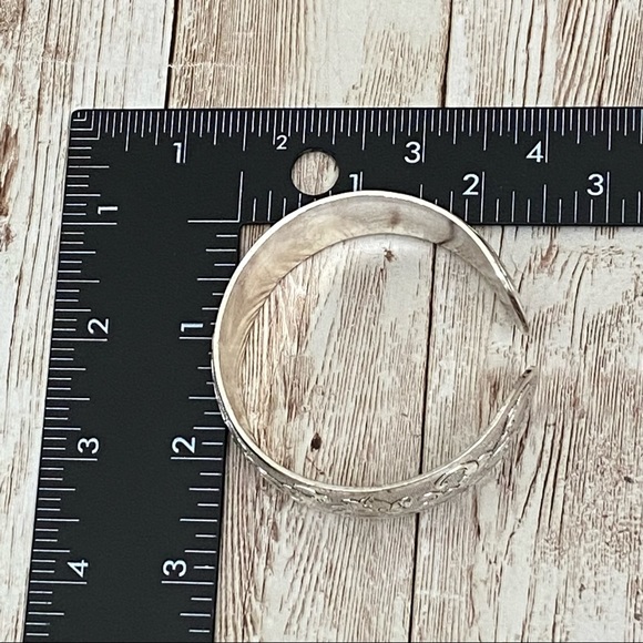 Unsigned Silver-tone Ornate Lotus Flower Peacock 1.25” Open Cuff Bangle Bracelet - Picture 7 of 12